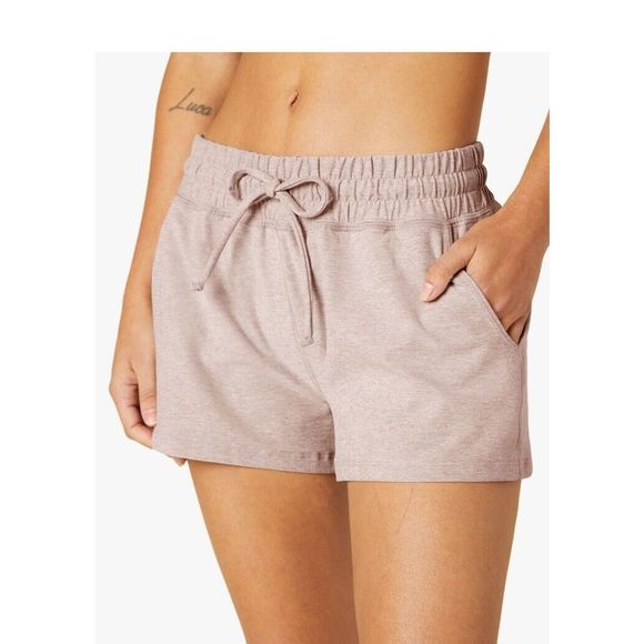 BEYOND YOGA SD5060 Women Sz Large CHAI/TAUPE WORKED UP SHORTS - Picture 1 of 7
